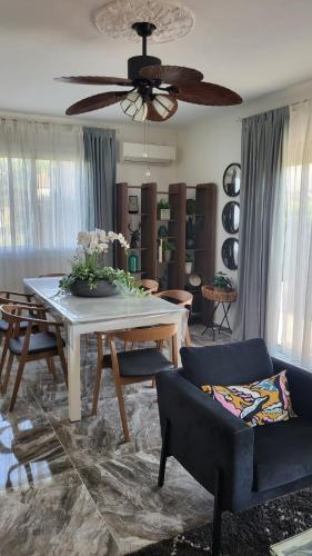 - un salon avec une table et un ventilateur de plafond dans l'établissement Villa avec Jardin à 2 pas des remparts d'AVIGNON, à Avignon