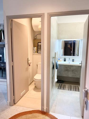 une salle de bain avec toilettes et lavabo dans l'établissement Cannes Centre - 500m Palais de Festival - Banane, à Cannes