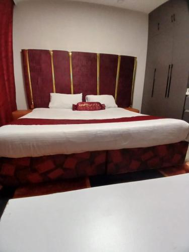 Postel nebo postele na pokoji v ubytování Indesign makumbi Apartment