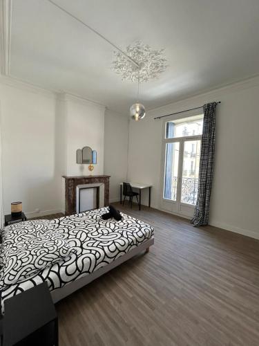 une chambre blanche avec un lit et une fenêtre dans l'établissement Liberté 4-Appartement de 100m2-4chambres-2salle de bain-Wifi, à Béziers
