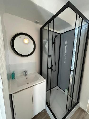 une salle de bain avec une douche, un lavabo et un miroir dans l'établissement Liberté 4-Appartement de 100m2-4chambres-2salle de bain-Wifi, à Béziers