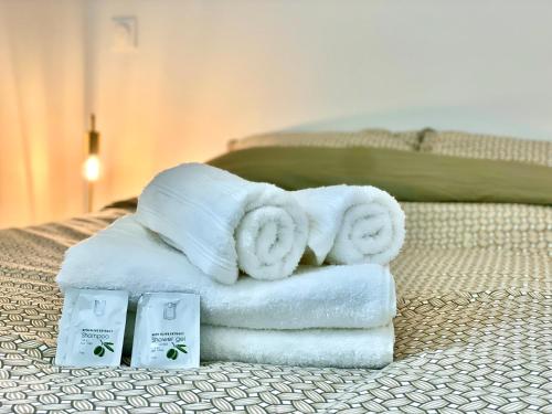 une pile de serviettes posée sur un lit dans l'établissement 