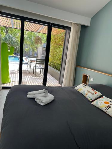 une chambre avec un lit avec deux serviettes dessus dans l'établissement Casa Stella, à Lège-Cap-Ferret