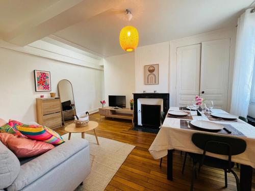 un salon avec un canapé et une table dans l'établissement Casa Valdemaine, à Angers