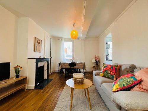 un salon avec un canapé et une table dans l'établissement Casa Valdemaine, à Angers