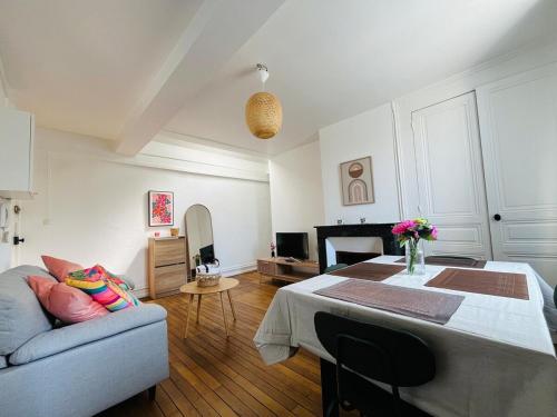 un salon avec un canapé et une cheminée dans l'établissement Casa Valdemaine, à Angers