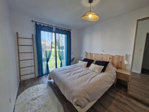 une chambre avec un grand lit et une fenêtre dans l'établissement BELLE MAISON NEUVE FAMILIALE JOLIE VUE DEGAGEE 8 Personnes, à Saint-Jean-de-Monts