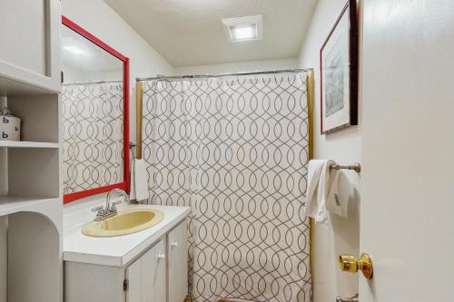 プロビンスタウンにあるBay Colony Retreatの洗面台とシャワー付きのバスルーム