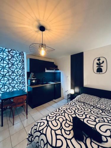 une chambre avec un grand lit et une cuisine dans l'établissement Love Room-Jacuzzy-Beziers, à Béziers