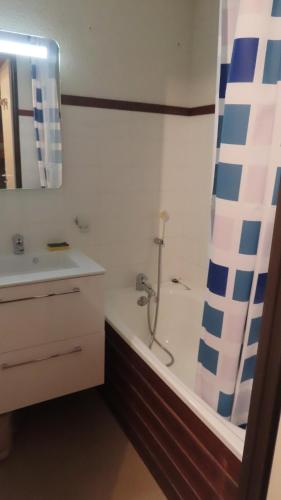 une salle de bain avec une douche, une baignoire et un lavabo dans l'établissement Serre Chevalier Appart 4 p 1er étage Aiglon Nord, à La Salle Les Alpes