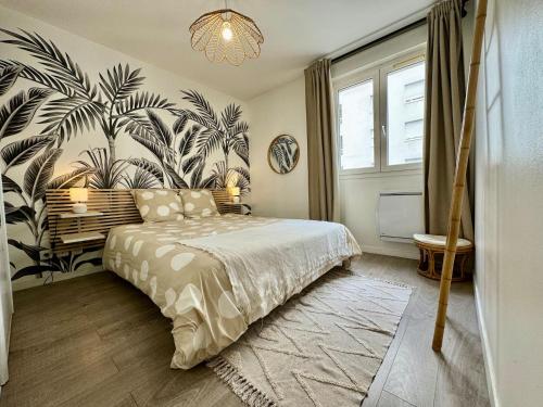 维勒班Suite Mendoza - Check in h24 - Wifi的一间卧室配有一张带大型植物墙的床