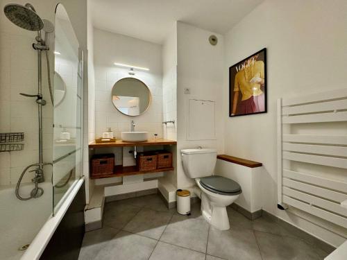 维勒班Suite Mendoza - Check in h24 - Wifi的浴室里有马桶、洗手池和淋浴。