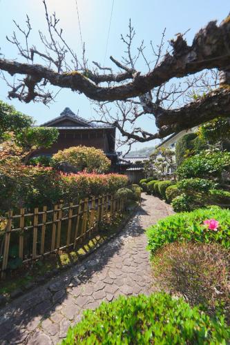 Newly opened special price ,Traditional Japanese house 130 m2 private,3 bedrooms,Fountain,Zen Japanese garden,2 free parking spaces