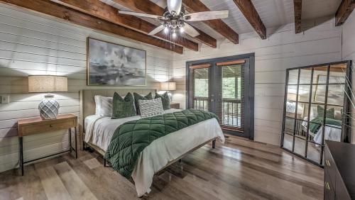 Postel nebo postele na pokoji v ubytování Toccoa Time