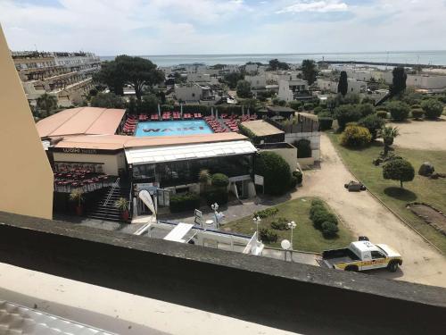 - une vue sur un bâtiment avec une piscine dans l'établissement Studio Port Nature PN651 - 2 personnes, au Cap d'Agde