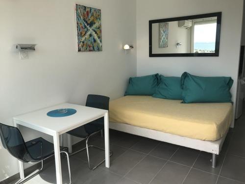 une petite pièce avec un lit et une table dans l'établissement Studio Port Nature PN651 - 2 personnes, au Cap d'Agde