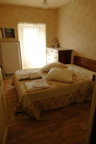 - une chambre avec un lit, une commode et une fenêtre dans l'établissement Entre mont Gerbier & lac Devesset, à Saint-Julien-Boutières
