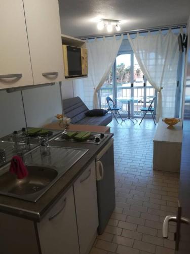 une cuisine avec un évier et un plan de travail dans l'établissement Studio Port Soleil PS580 - 2 personnes, au Cap d'Agde