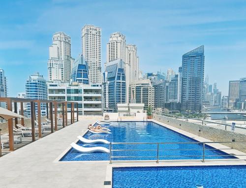 Classic Charm a Studio with Iconic Marina Views