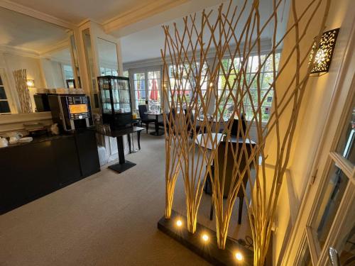 une pièce avec une table et une salle à manger dans l'établissement Adonis Cottage la Baule, à La Baule