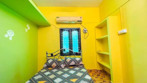 Ένα ή περισσότερα κρεβάτια σε δωμάτιο στο vkm homestay villa