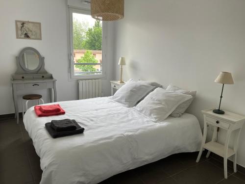 une chambre avec un lit blanc et un miroir dans l'établissement Proche Lyon, Craponne centre Bel Apt T3 Terrasse, à Craponne