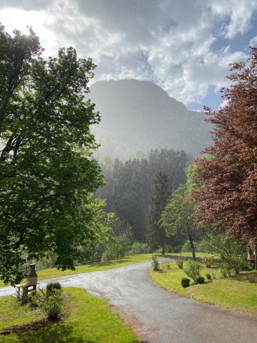 une route en gravier avec une montagne en arrière-plan dans l'établissement Camping les Marronniers, à Glières-Val-de-Borne
