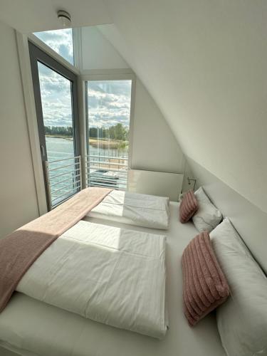 En eller flere senge i et værelse på schwimmende Villa Haus Beach