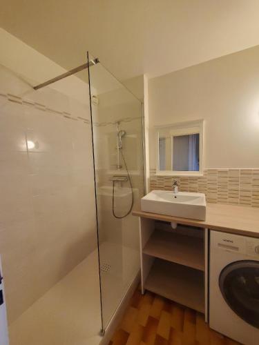 Photo de la galerie de l'établissement DUNES 1D4 VUE MER WIFI CLIMATISATION PISCINE et son PK, à La Grande Motte