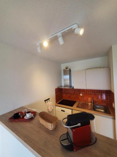 Photo de la galerie de l'établissement DUNES 1D4 VUE MER WIFI CLIMATISATION PISCINE et son PK, à La Grande Motte