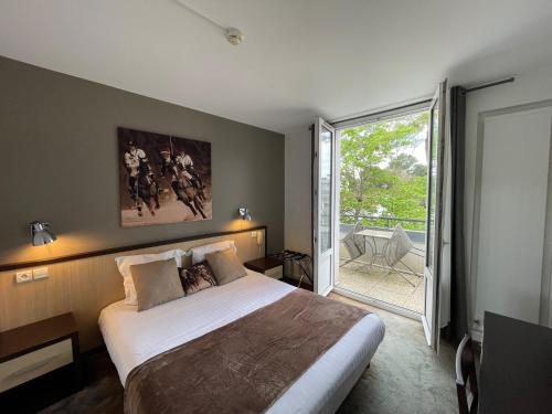 una camera da letto con un letto grande e un balcone di Adonis Cottage la Baule a La Baule