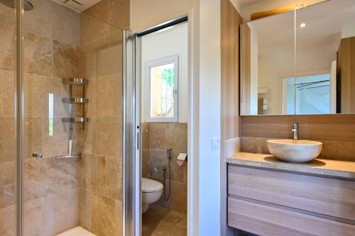 une salle de bain avec un lavabo et une douche en verre dans l'établissement Maison Argelas Calme et Sérénité en famille, à La Croix-Valmer