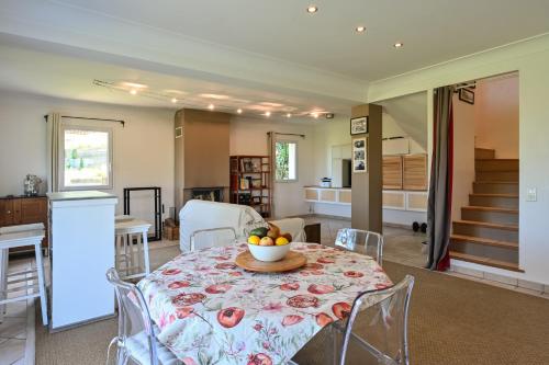 une salle à manger avec une table avec un bol de fruits dessus dans l'établissement Maison Argelas Calme et Sérénité en famille, à La Croix-Valmer