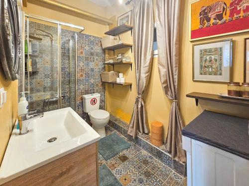 Vannituba majutusasutuses Katrin's House with private parking