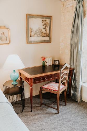 le bois de Selves - Maison authentique avec vue exceptionnelleにあるベッド