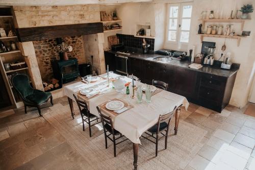 le bois de Selves - Maison authentique avec vue exceptionnelleにあるキッチンまたは簡易キッチン