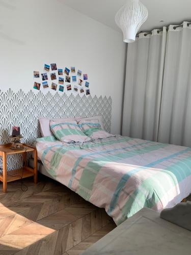 une chambre avec un lit et une table de chevet dans l'établissement Maison Benclé, à Vaux-sur-Mer