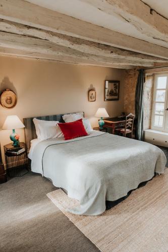 le bois de Selves - Maison authentique avec vue exceptionnelleにあるベッド