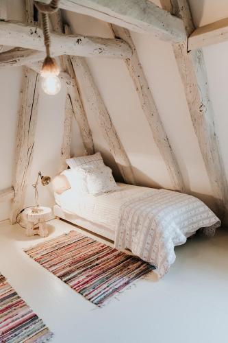 le bois de Selves - Maison authentique avec vue exceptionnelleにあるベッド