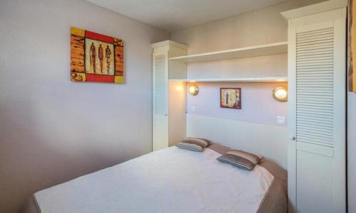 une chambre avec un lit avec deux oreillers dessus dans l'établissement Appartement sur Lacanau Bleu Marine, à Lacanau