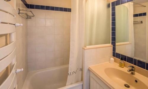 une salle de bain avec un lavabo, une baignoire et une douche dans l'établissement Appartement sur Lacanau Bleu Marine, à Lacanau