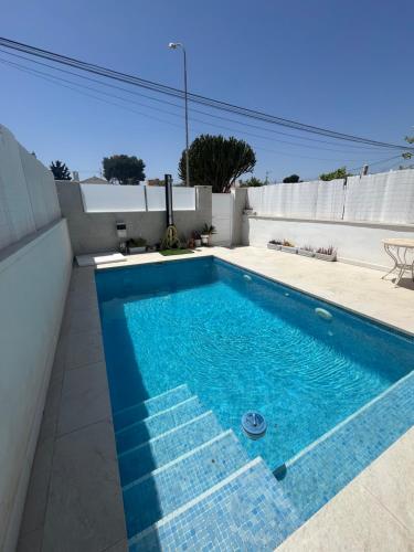 サン・ハビエルにあるLa casika de Lolaの階段付きのスイミングプール