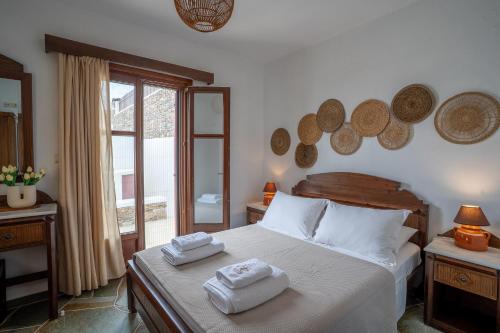 Postel nebo postele na pokoji v ubytování Mirsini Apartments in Sifnos