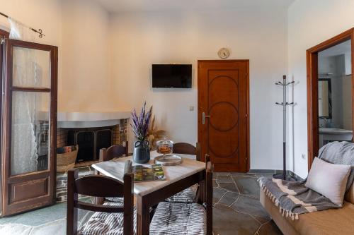 TV a/nebo společenská místnost v ubytování Mirsini Apartments in Sifnos