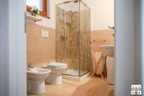 een badkamer met een douche, een toilet en een wastafel bij PERLA 7 by Design Studio in Bellano