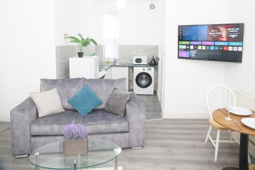 TV a/nebo společenská místnost v ubytování Affordably Elegant Apartments close to Coop live, Etihad Stadium and Manchester City centre