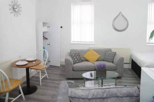 Posezení v ubytování Affordably Elegant Apartments close to Coop live, Etihad Stadium and Manchester City centre