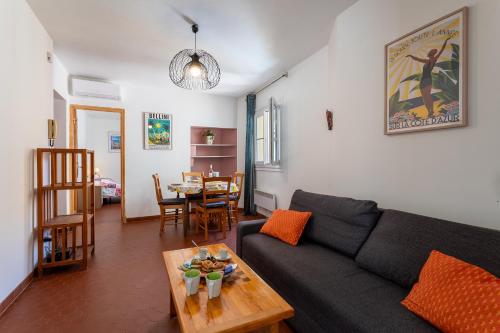 un salon avec un canapé et une table dans l'établissement VUE ROSSETTI AP4465 by Riviera Holiday Homes, à Nice