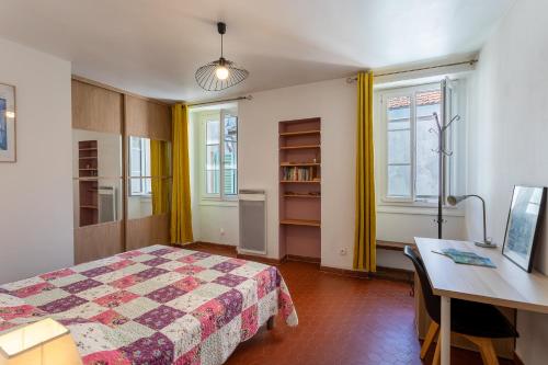 une chambre avec un lit, un bureau et des fenêtres dans l'établissement VUE ROSSETTI AP4465 by Riviera Holiday Homes, à Nice