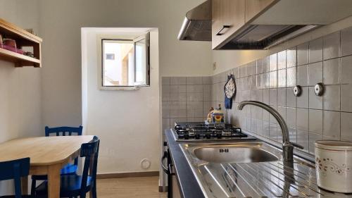 Kuchyň nebo kuchyňský kout v ubytování La Bonaccia by LoveSud